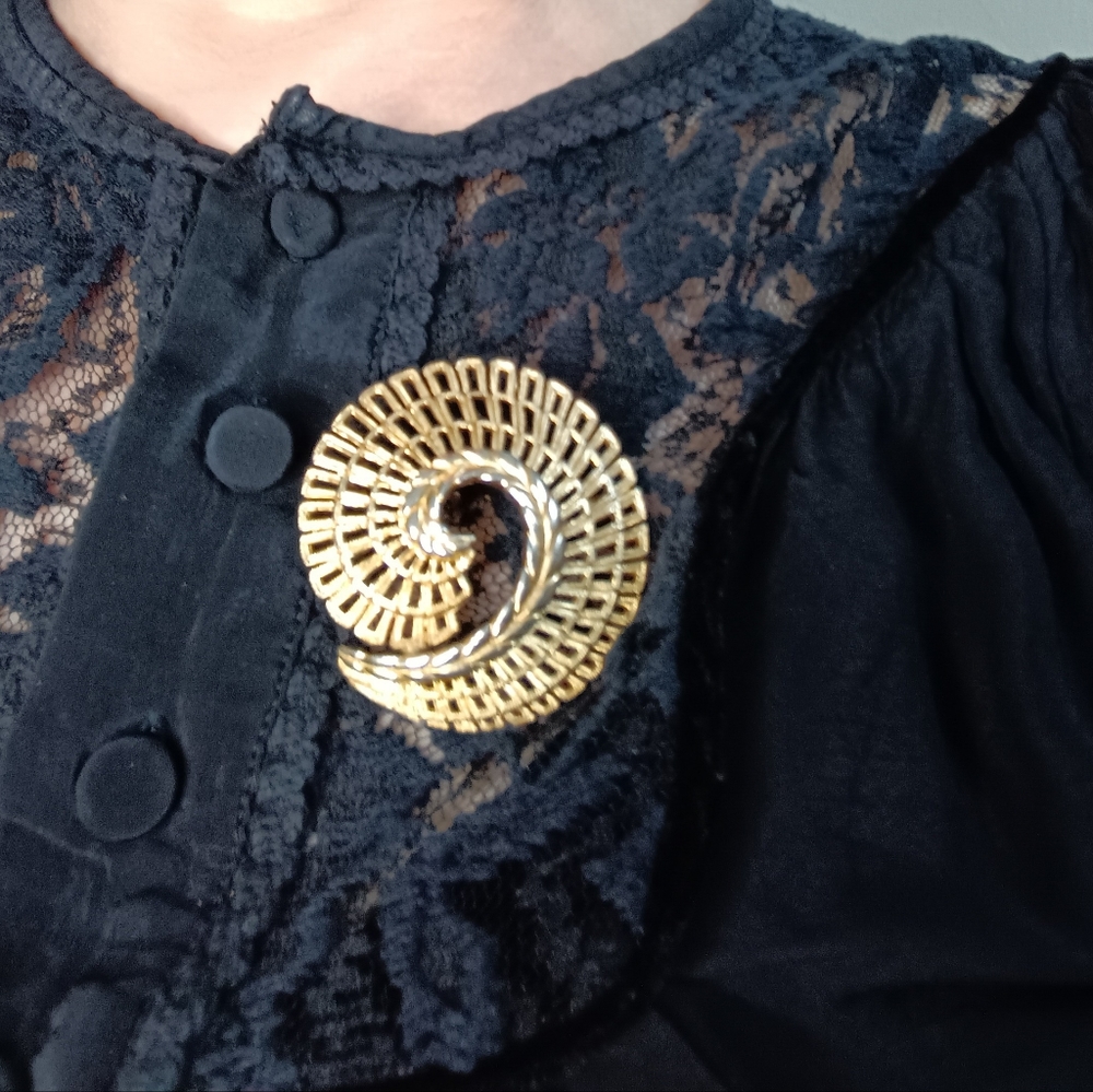 Vintage Gold Swirl Brooch